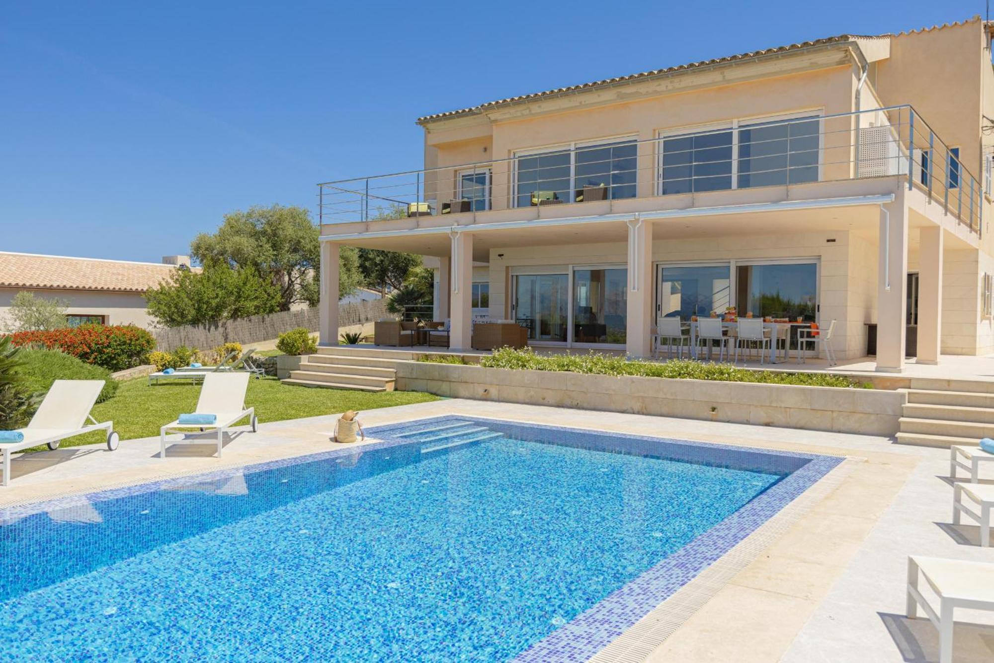 Villa Garau / Heura 8 *